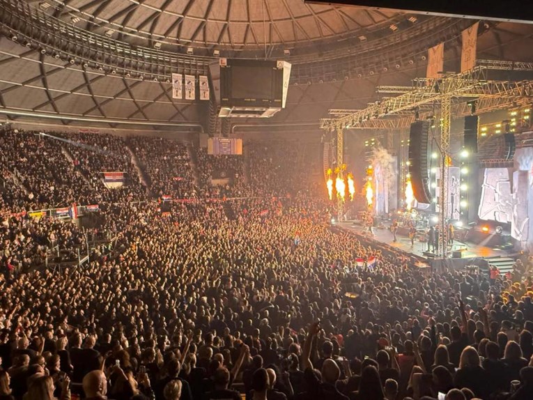 Osvanule fotke s Thompsonovog koncerta u Zadru. Dvorana je krcata