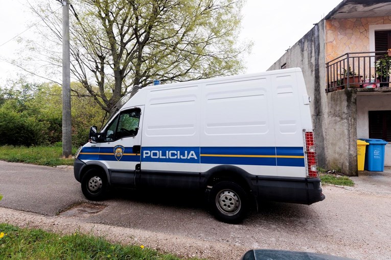  Nije dao policiji da uđe u kuću u kojoj je bio mrtvac. Neke stvari još nisu jasne