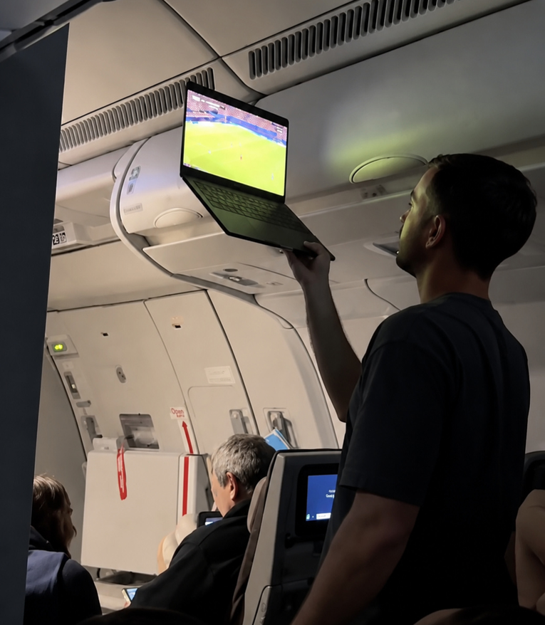 Cijeli avion gledao utakmicu zahvaljujući jednom navijaču i njegovom laptopu 😅