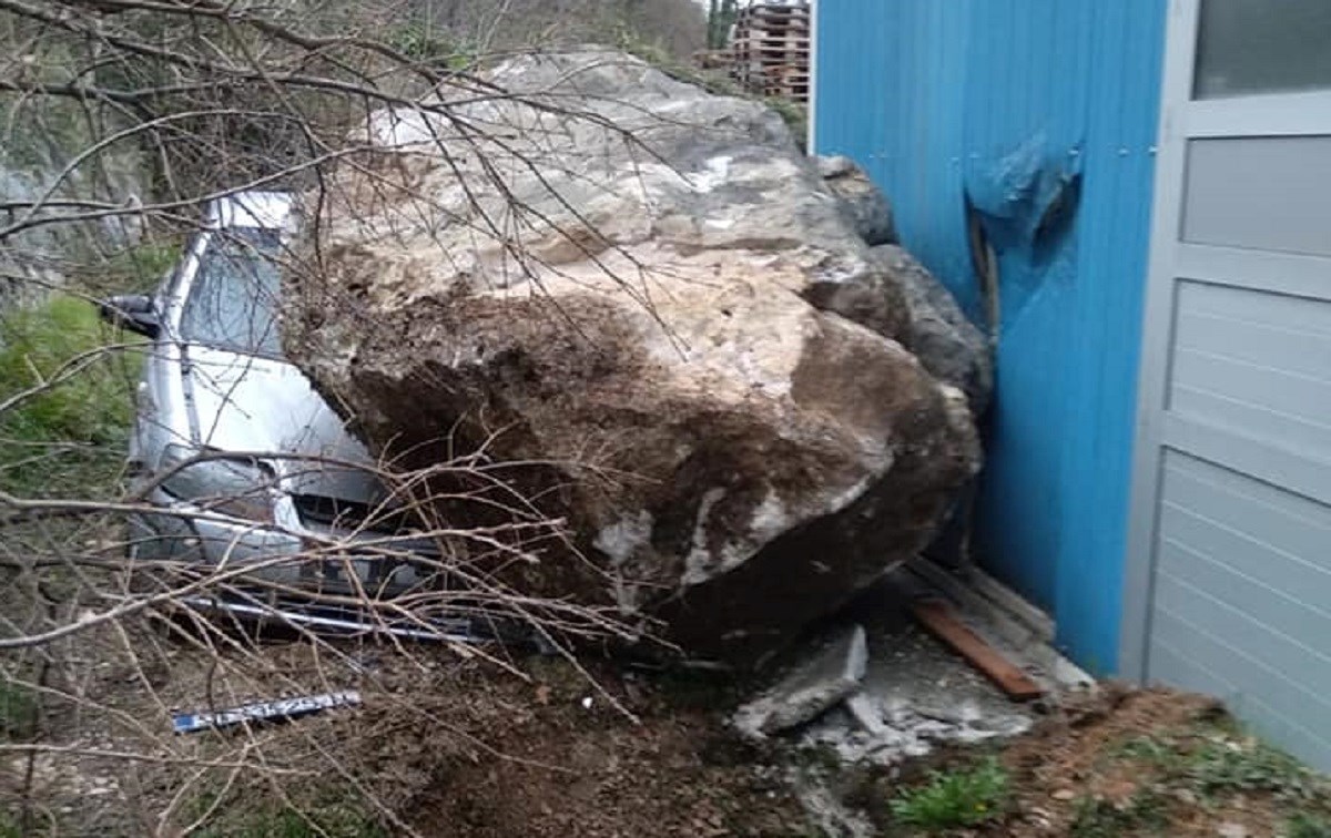 VIDEO Kamena gromada u Omišu pala na auto