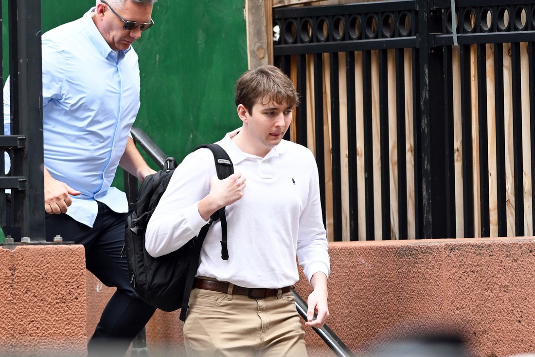 Zašto Barron Trump uvijek nosi isti ruksak? Širi se viralna teorija