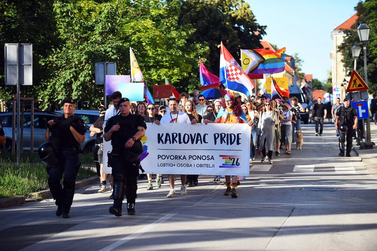 Održana karlovačka povorka ponosa, zabranjena izložba poljubaca LGBT osoba
