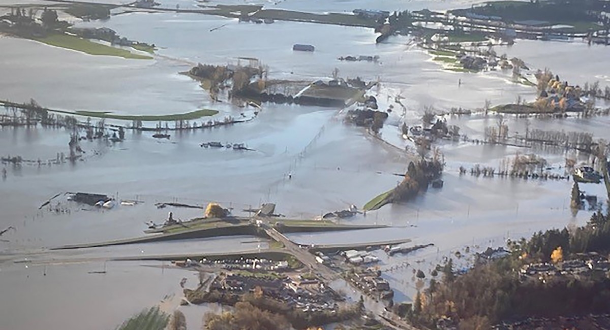 Velike poplave na zapadu Kanade. Bujice uništile ceste, na terenu i vojska