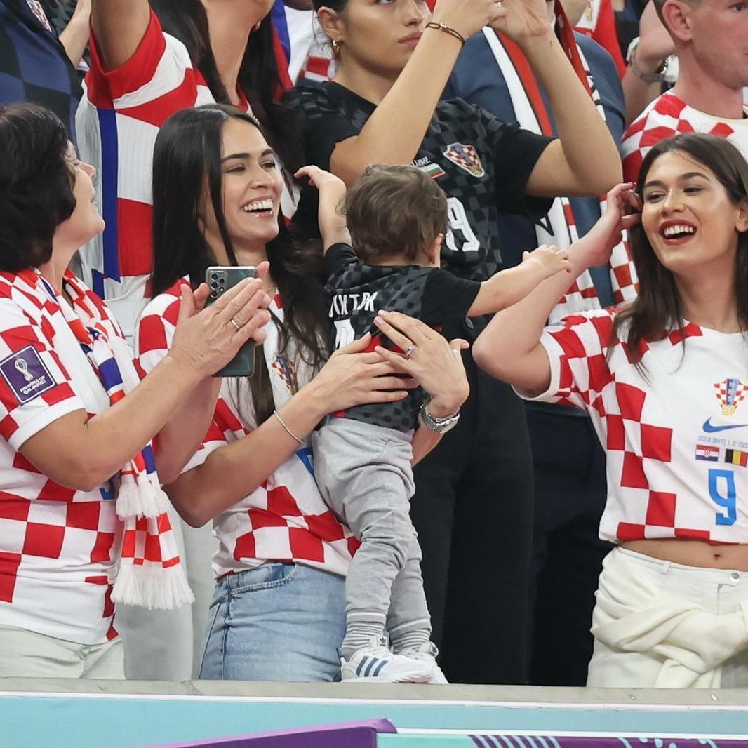 Lijepa supruga Andreja Kramarića na tribinama snimljena u igri sa sinom Viktorom