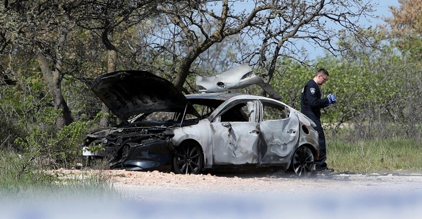 FOTO U izgorjelom autu pronađen mrtav čovjek. Netko gasio požar pa otišao?