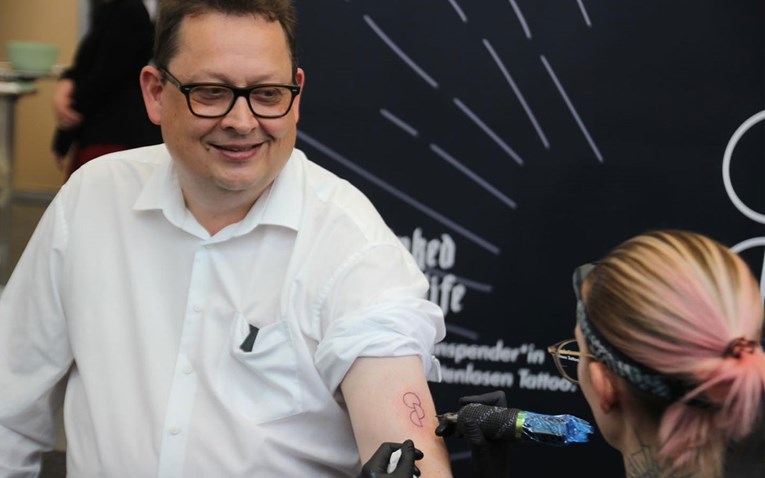 FOTO Njemački zastupnici tetovirali si slova O i D: "Ljudi umiru jer nema donora"