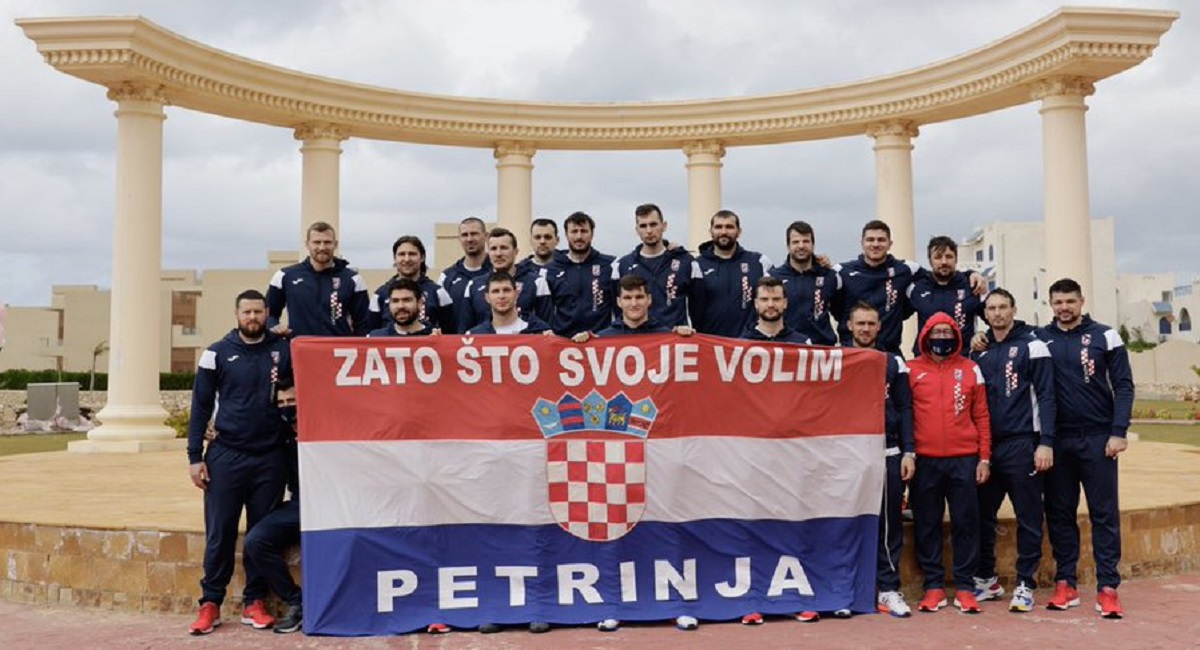 Rukometaši se u Egiptu slikali sa zastavom s natpisom Petrinja