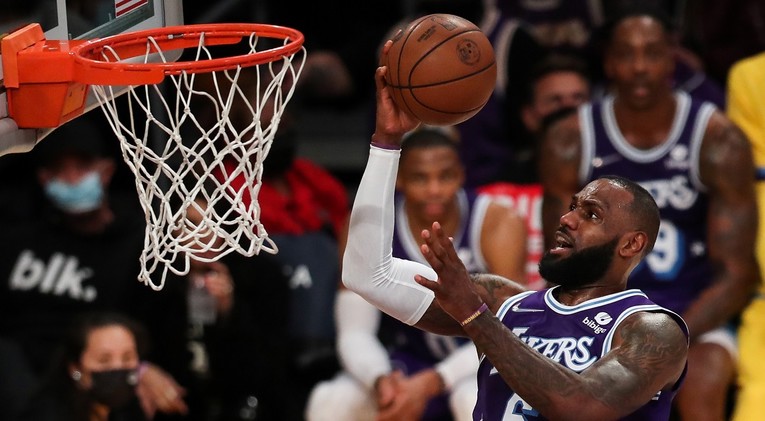 VIDEO Nezaustavljivi LeBron dan poslije 37. rođendana odigrao utakmicu za pamćenje