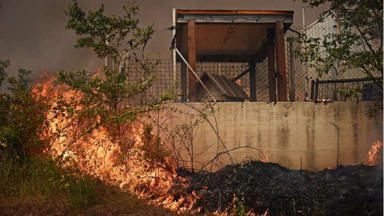 Policija istražuje golemi požar u Puli