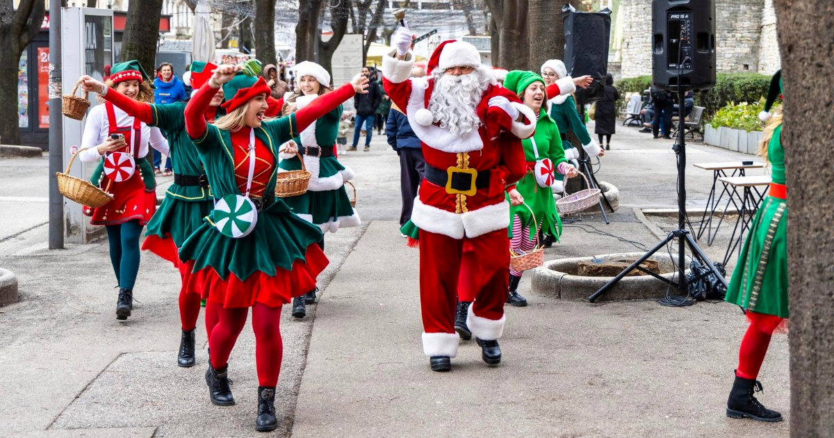 Djed Božićnjak s vilenjacima stigao u centar Pule, darivali su djecu i policajce