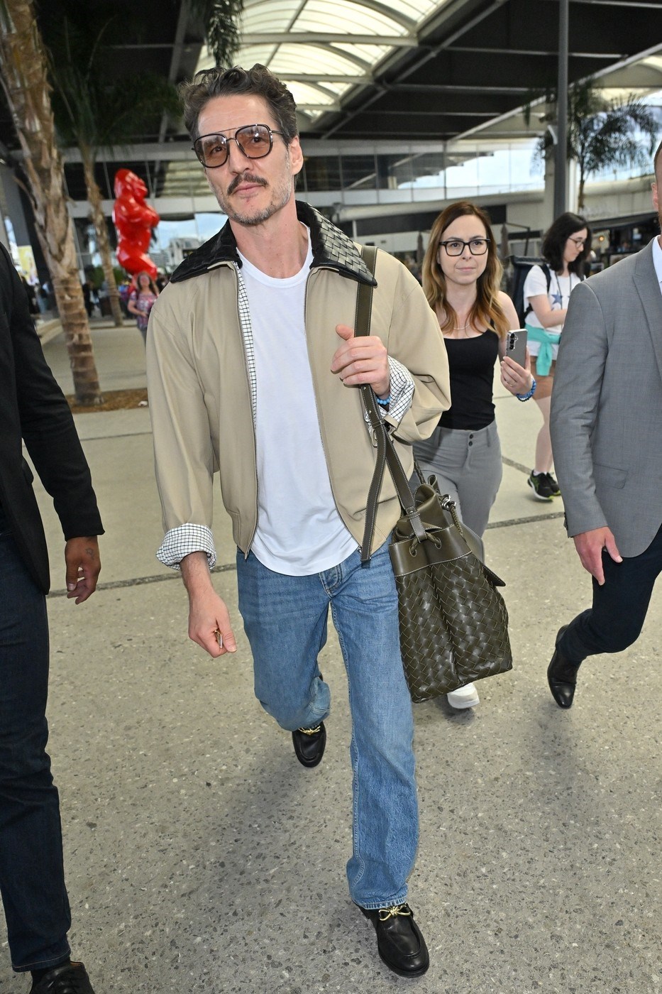 Pedro Pascal izgledao je kao da ide na crveni tepih, a ne iz aviona