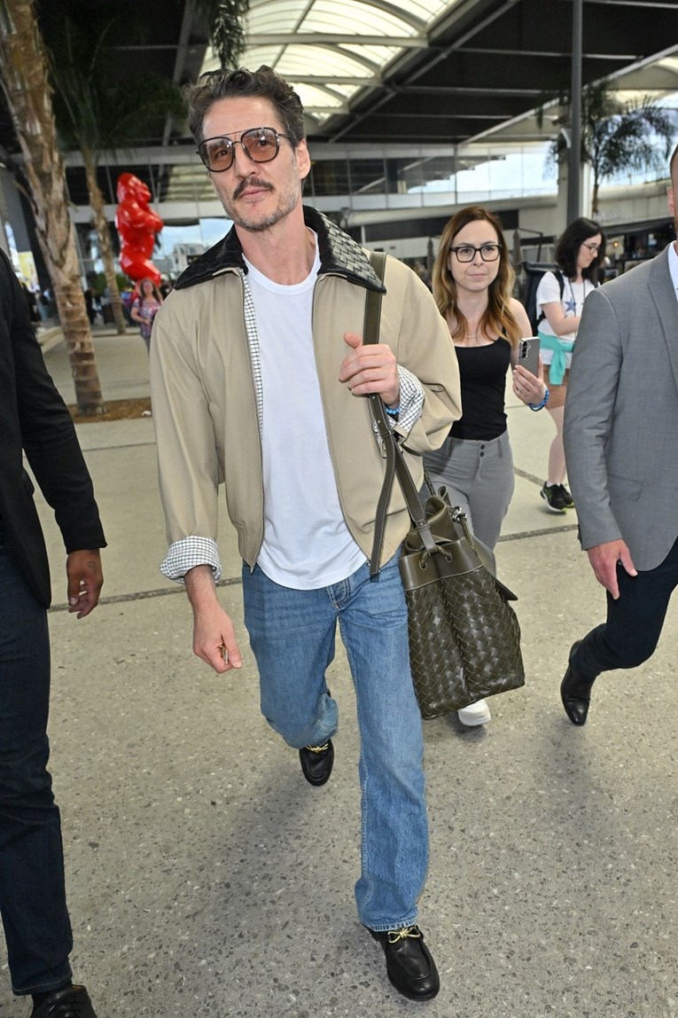 Pedro Pascal izgledao je kao da ide na crveni tepih, a ne iz aviona