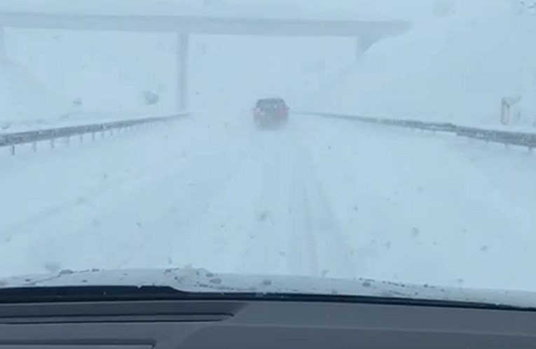 Pogledajte snimku s autoceste A1, sve je puno snijega