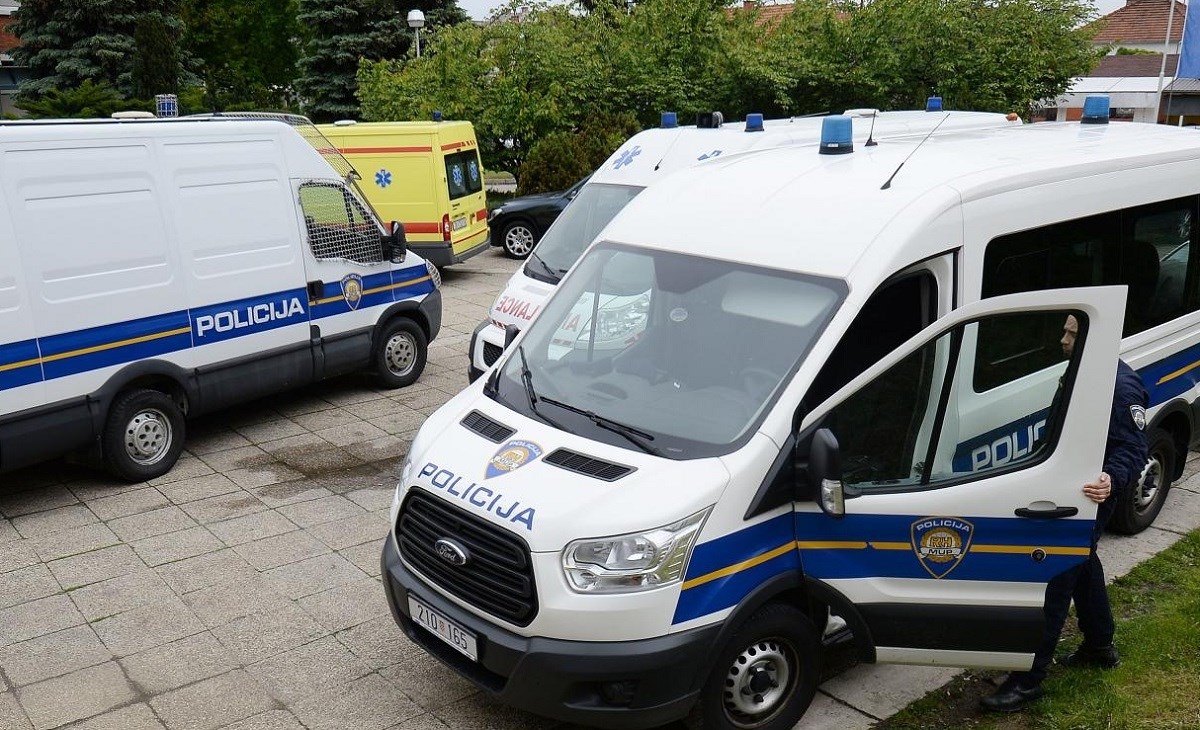 Migrantica rodila na cesti kod Siska, pomogli joj policajci