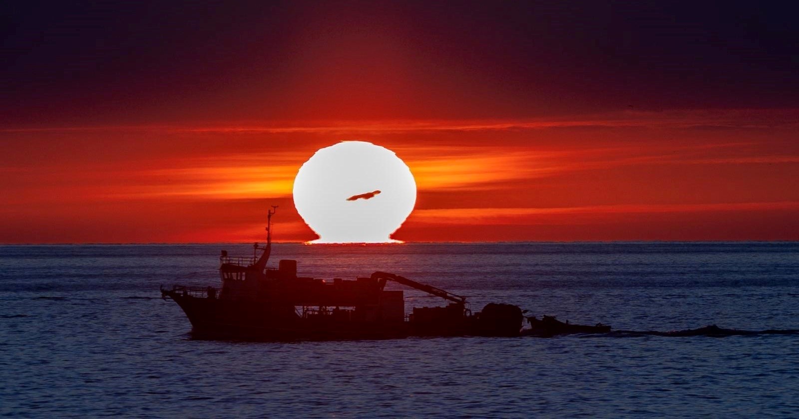 Fotka dana: Brod na pučini uranja u zalazak sunca kod Pule