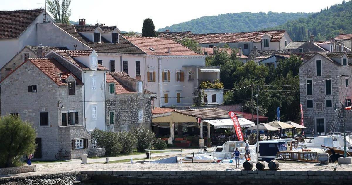 Žena se onesvijestila na Zlarinu. Obitelj: Helikopter hitne nije imao gdje sletjeti