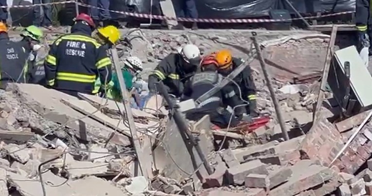 Čovjeka u JAR-u spasili iz ruševina zgrade nakon pet dana, objavljena snimka