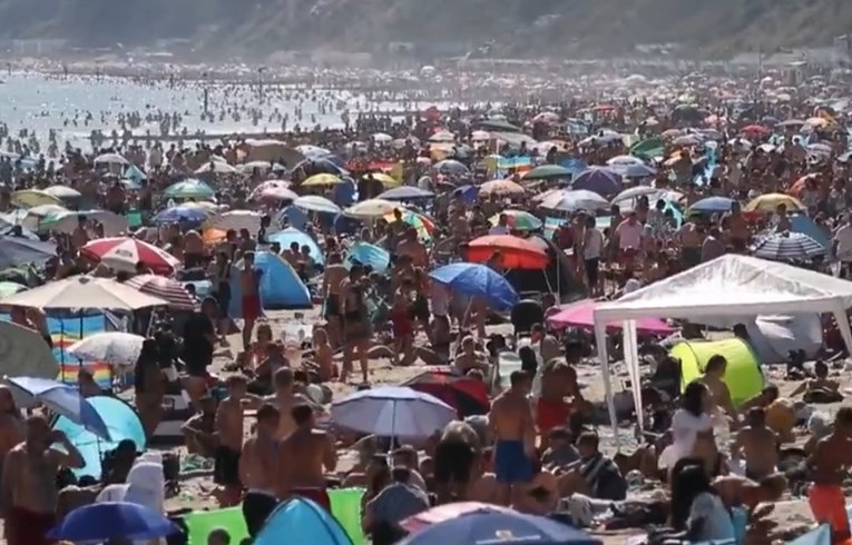 Nitko ne poštuje distancu: Tisuće Engleza na plažama, reagirala i policija
