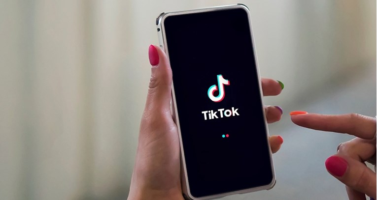 Francuska zabranila TikTok i druge aplikacije na mobitelima javnih službenika