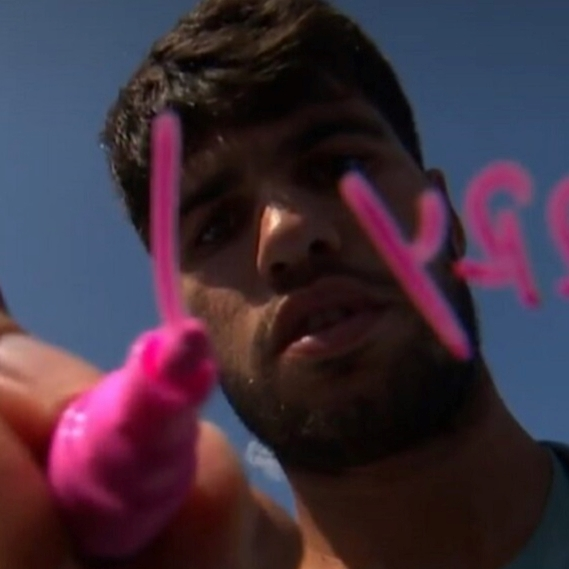 VIDEO Alcaraz oduševio natpisom na kameri nakon Sinnerove predaje
