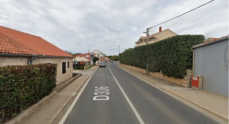 Mladić kod Zadra autom udario policajku, teško je ozlijeđena