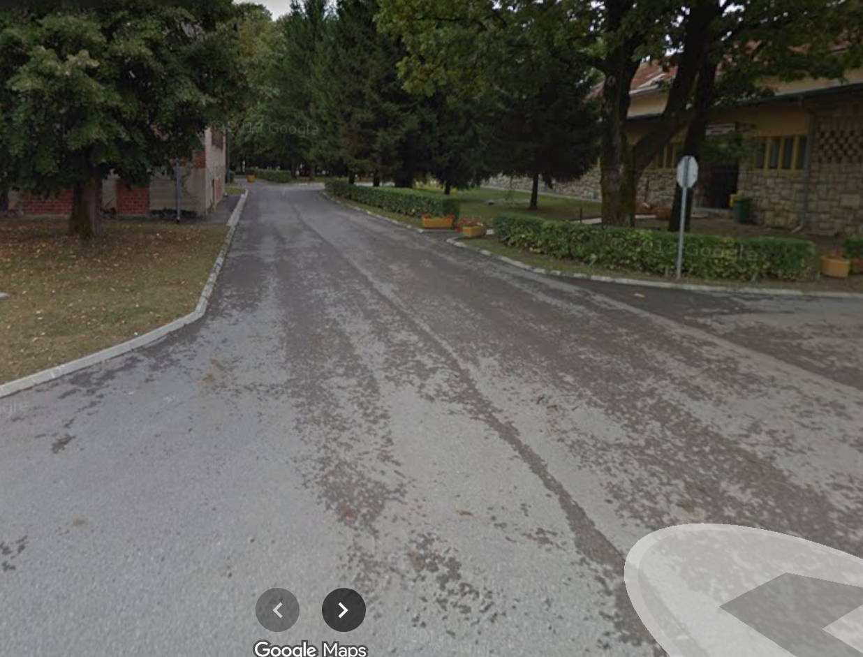 Pijani vozač zabio se u ogradu policije pa pobjegao. Brzo su ga našli