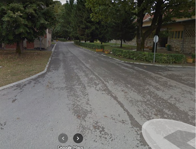 Pijani vozač zabio se u ogradu policije pa pobjegao. Brzo su ga našli