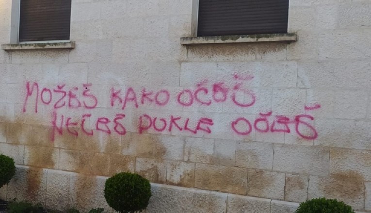 VIDEO Grafiti o gradonačelniku Makarske: "Možeš kako oćeš, nećeš dokle oćeš"