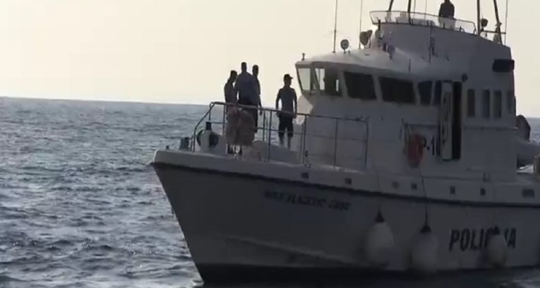 VIDEO Ispod mosta prošao brod koji nosi ime po policajcu heroju