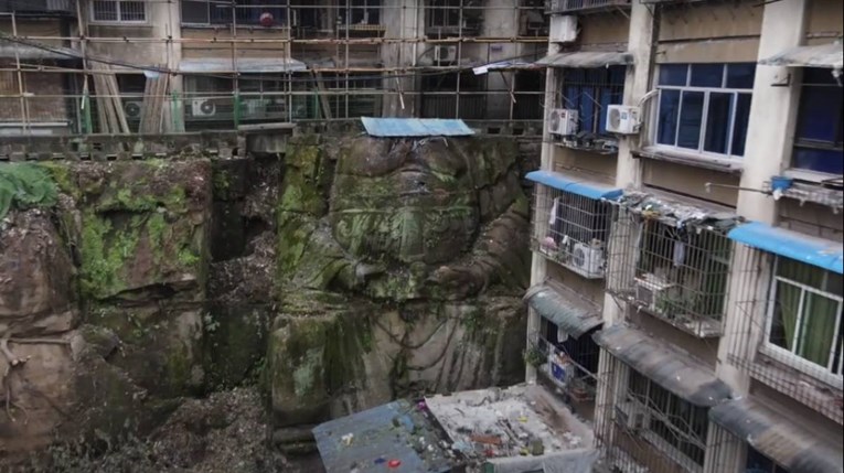 VIDEO Ispod zgrada u Kini otkriven ogroman kip bez glave