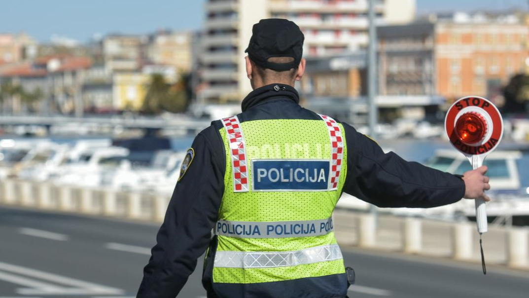 Dvojica vozača u Zadru jurila preko 150 km/h, ograničenje je 50. Pogledajte kazne