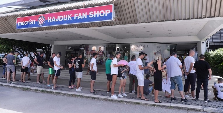 Redovi na Poljudu. Rasprodan sjever za nedjeljni derbi, planulo 11 tisuća pretplata