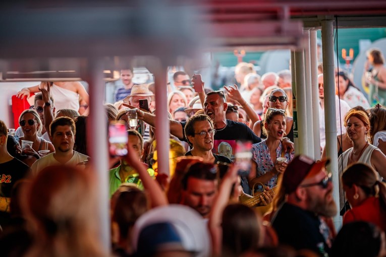 Koncert u Veloj Luci rasplamsao šuškanja o vezi glazbenika i domaće glumice