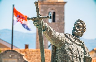 Papa šalje pismo knezu Branimiru u kojem priznaje hrvatsku srednjovjekovnu državu