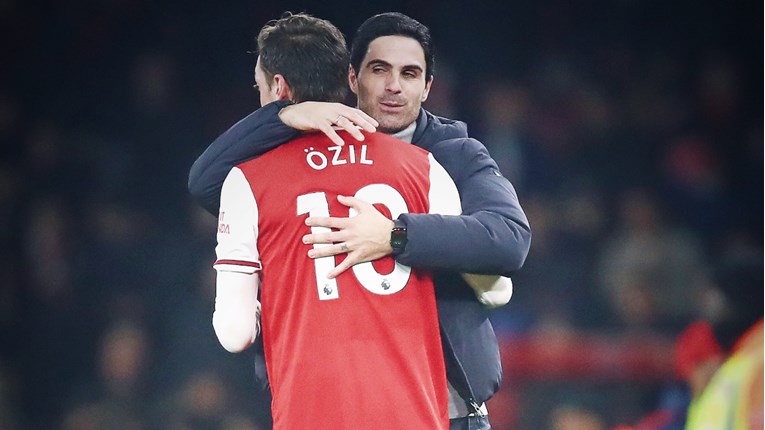 Arteta: Za Özila očito više nema mjesta u Arsenalu i zbog toga sam povrijeđen