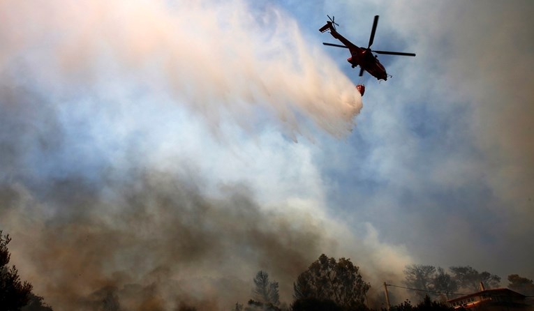 Helikopter se srušio u more tijekom gašenja požara u Grčkoj