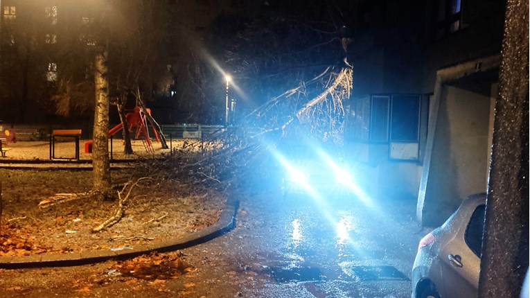Nevrijeme poharalo Knin. "Po gradu padaju stabla, na cesti je led"