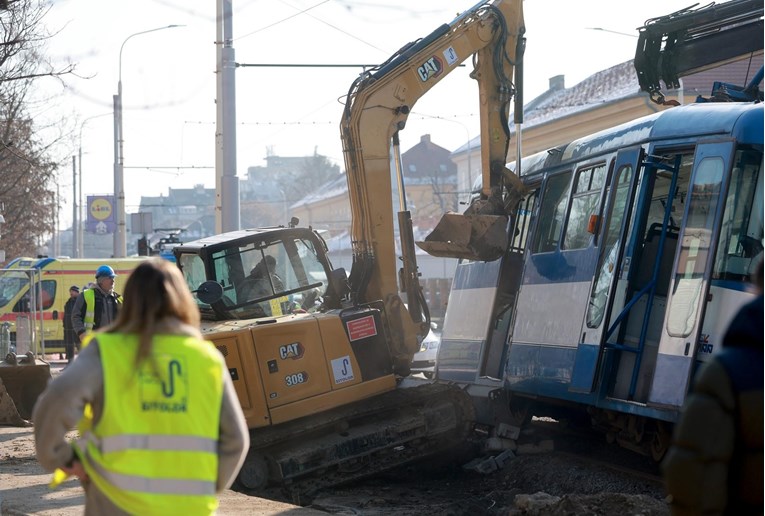 Bager u Osijeku izbio tramvaj s tračnica. Ljudi ostali zarobljeni, 7 ozlijeđenih