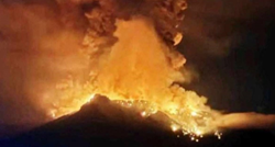 Stotine evakuirane nakon erupcije indonezijskog vulkana Ruang