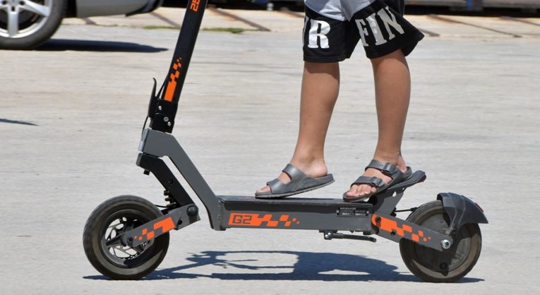 Tinejdžer (14) pao s električnog romobila u Bjelovaru. Bio je mrtav pijan