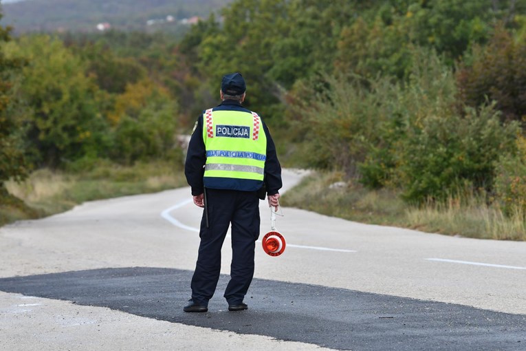 Kod Slunja uhvaćen automobil pun migranata, uhićeni Rumunji