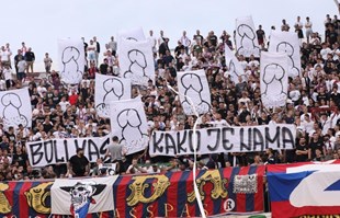 Torcidinih 11 penisa na transparentu igračima Hajduka: Boli vas ku*ac kako je nama