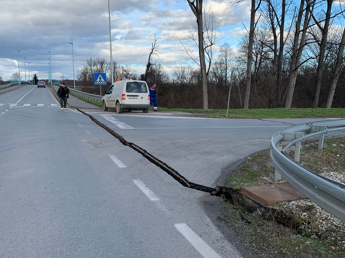 FOTO Pogledajte cestu kod Petrinje, pukla je od potresa