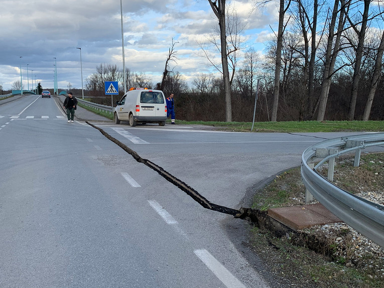 FOTO Pogledajte cestu kod Petrinje, pukla je od potresa