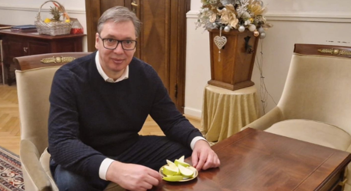 FOTO Dok policija razbija prosvjede, Vučić jede jabuke