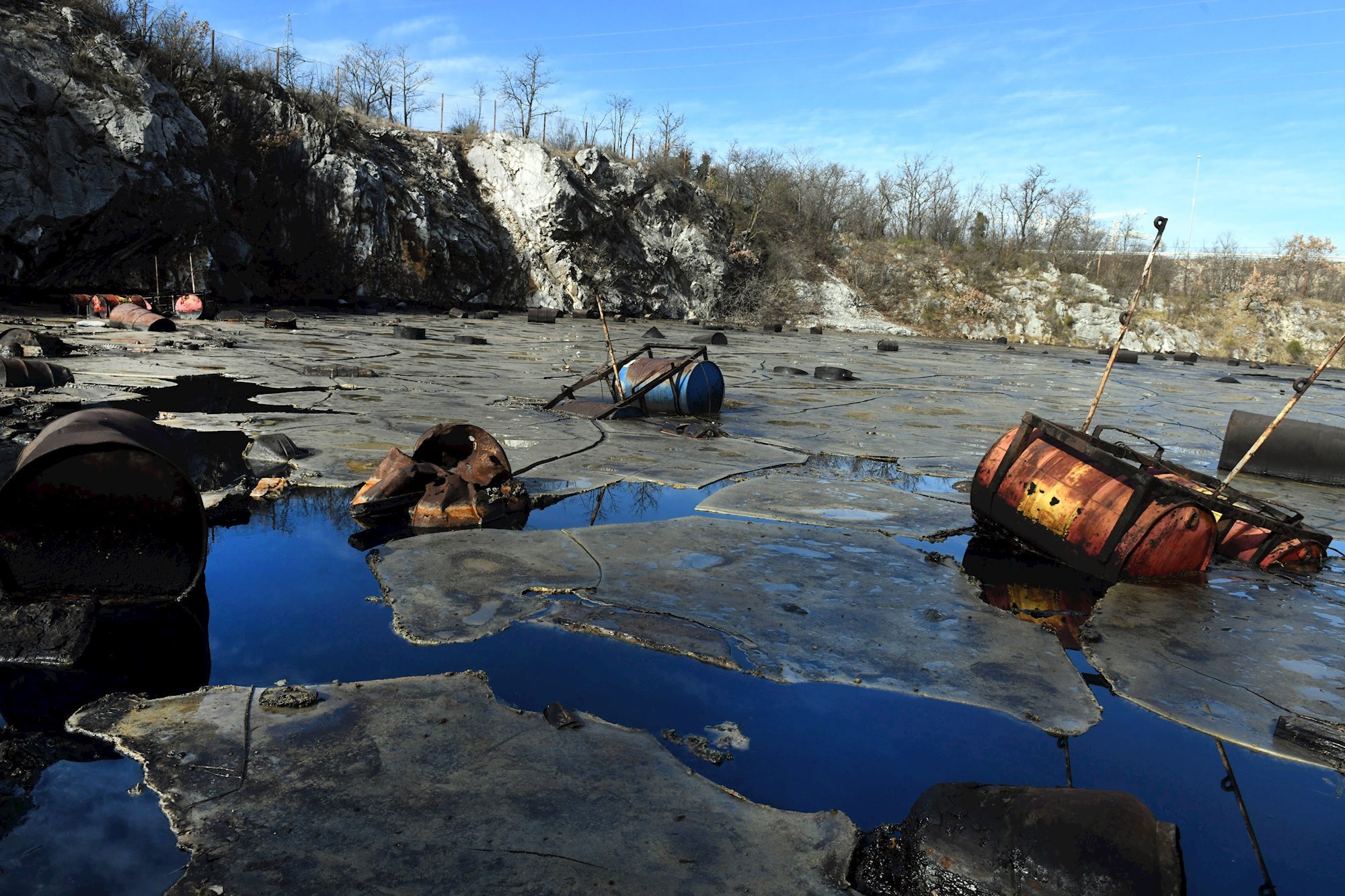 FOTO Ovo je ogromna crna jama kod Rijeke, puna je opasnog otpada