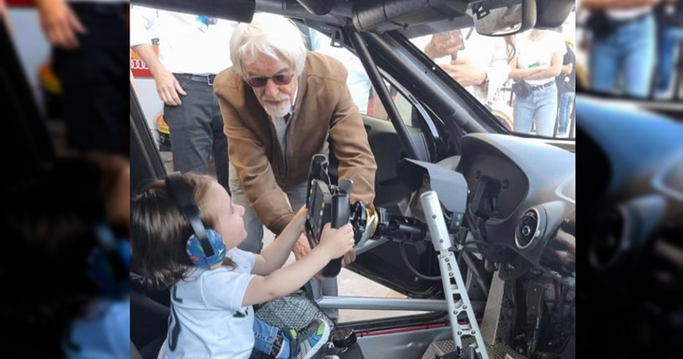 Ponosni tata Ecclestone smjestio jednoipolgodišnjeg sinčića u trkaći automobil
