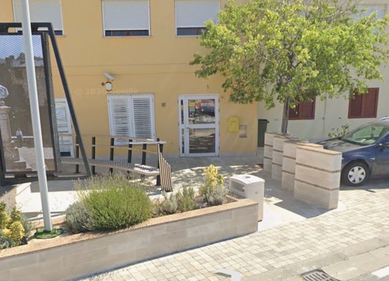 Tri Mađara opljačkala su poštu u Karlobagu. Uhićeni su za 16 minuta