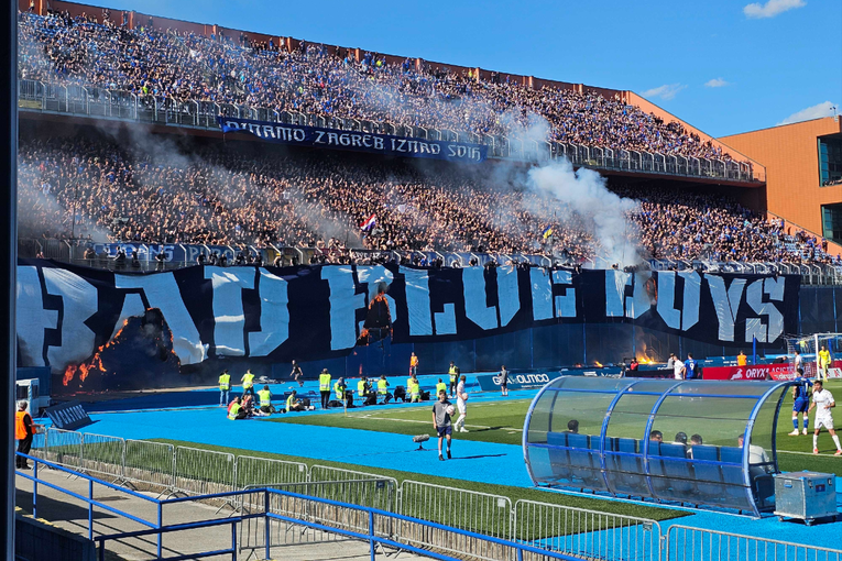 Bad Blue Boysima gorio transparent na derbiju. Zapalila ga Torcida?