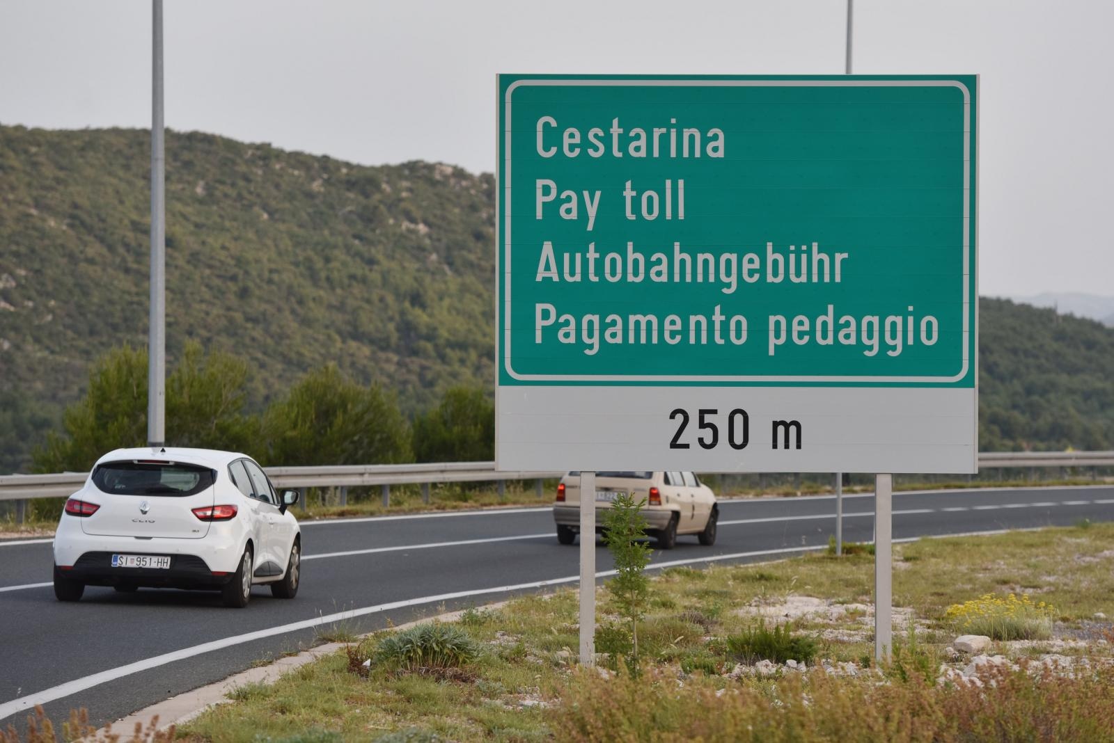 Vozači, oprez! Pas je na autocesti